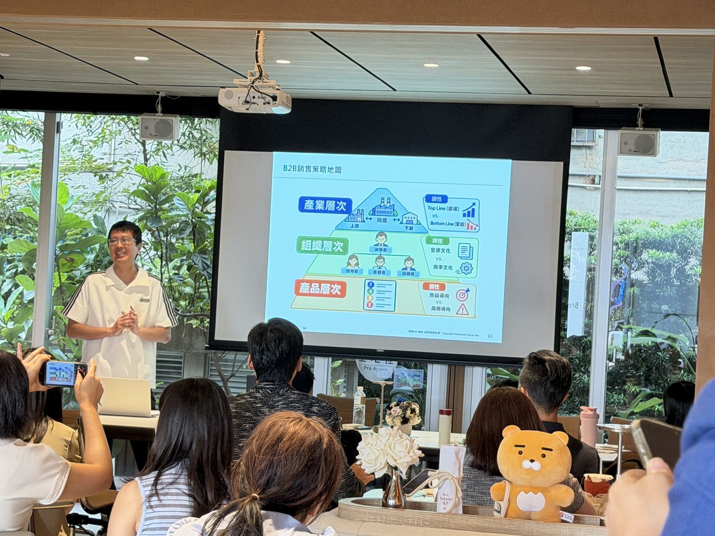 學員舉起手機拍下 B2B 銷售策略地圖
